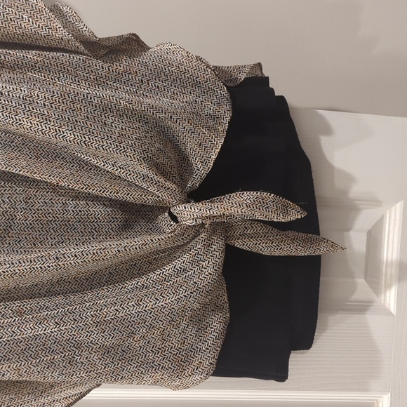 Black and Tan Patterned Blouse - Picture 3 of 6